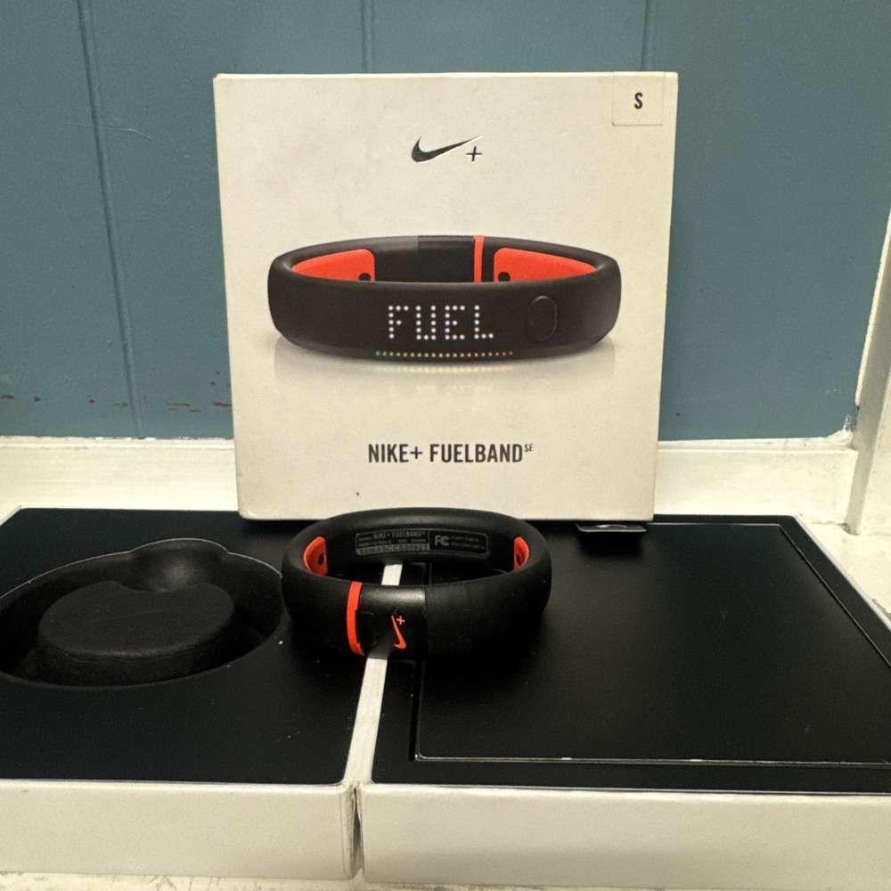 Nike+ FuelBand Small Black Crimson‎ GUC With Charger